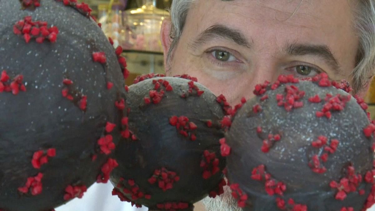 صانع الحلوى جان فرانسوا بري ينظر إلى "فيروس كورونا شوكلاته" التي صنعها في محله في بريتاني بشمالي فرنسا. 08/03/2020