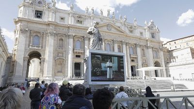 La plaza de San Pedro del Vaticano prácticamente desierta para el rezo del ángelus