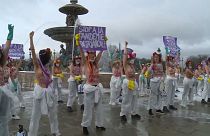 شاهد: ناشطات حركة "فيمن" يتظاهرن عاريات الصدر في فرنسا