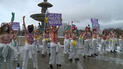 شاهد: ناشطات حركة "فيمن" يتظاهرن عاريات الصدر في فرنسا