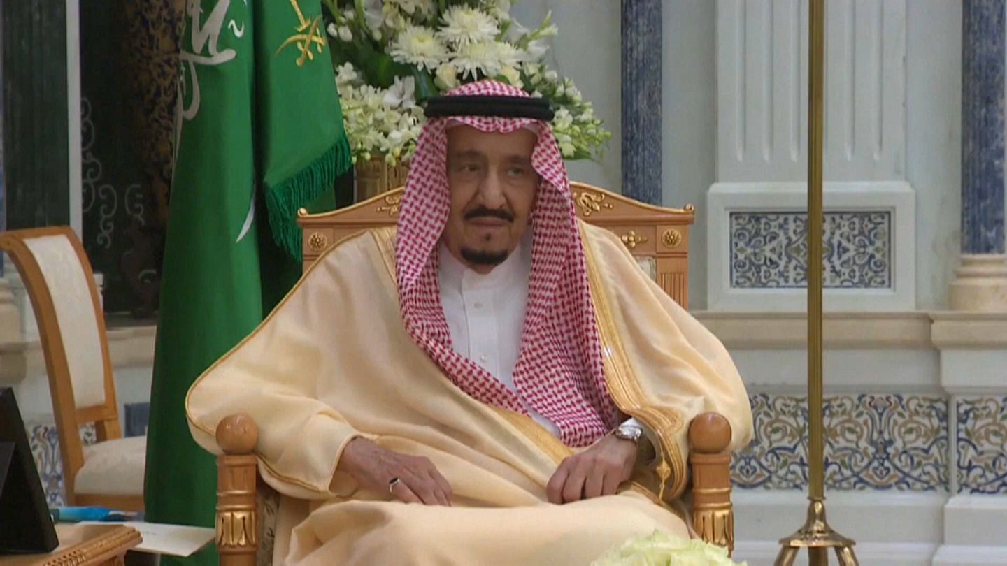 شاهد السعودية تنشر فيديو للملك سلمان بعد تكهنات أثيرت حول حالته الصحية Euronews