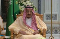 الملك سلمان مستمعاً إلى يمين قسم يؤديه سفيرا السعودية الجديدان إلى أوكرانيا والأوروغواي
