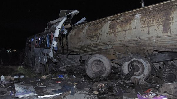 فيديو: مصرع 32 شخصا بينهم عراقيون بحادث سير في سوريا فيديو: مصرع 32 شخصا بينهم عراقيون بحادث سير في سوريا