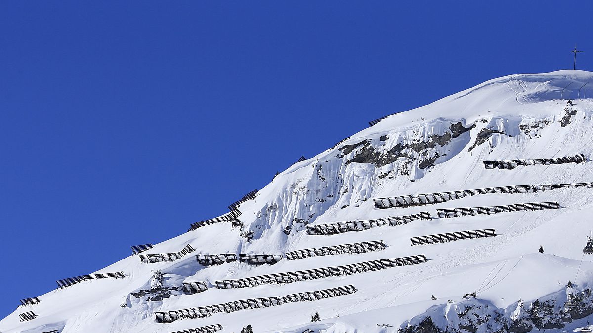 Schneezäune zum Lawinenschutz nahe Lech am Arlberg in Österreich. 