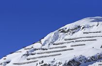 Schneezäune zum Lawinenschutz nahe Lech am Arlberg in Österreich. 