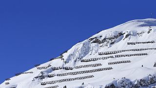 Schneezäune zum Lawinenschutz nahe Lech am Arlberg in Österreich.