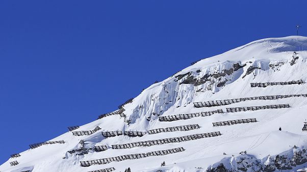 Schneezäune zum Lawinenschutz nahe Lech am Arlberg in Österreich. Schneezäune zum Lawinenschutz nahe Lech am Arlberg in Österreich.