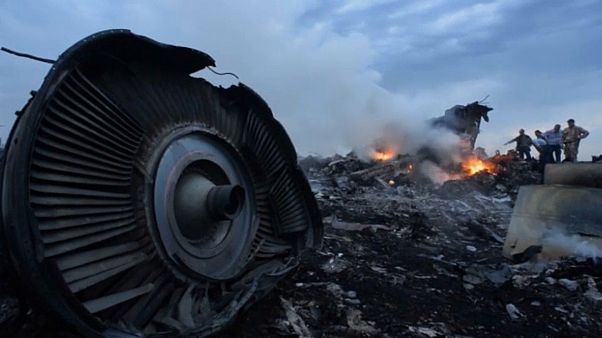 Familiares de víctimas del vuelo MH17 protestan contra Rusia con 298 sillas blancas en La Haya Familiares de víctimas del vuelo MH17 protestan contra Rusia con 298 sillas blancas en La Haya