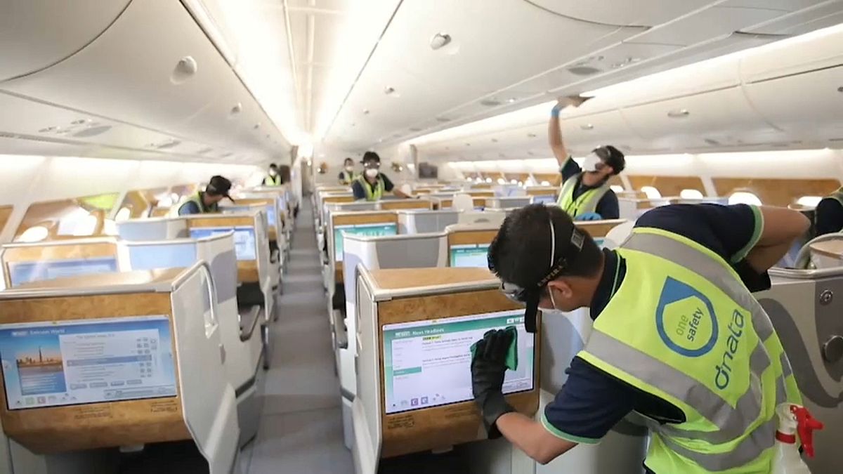 تستعين شركة طيران الإمارات بطاقم خاص لتعقيم كل طائرة يشتبه بنقلها مصاباً بكوفيد-19