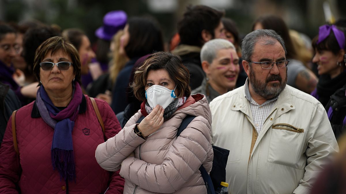 Una mujer que lleva una máscara en la manifestación con motivo del Día Internacional de la Mujer en Madrid el 8 de marzo de 2020. 