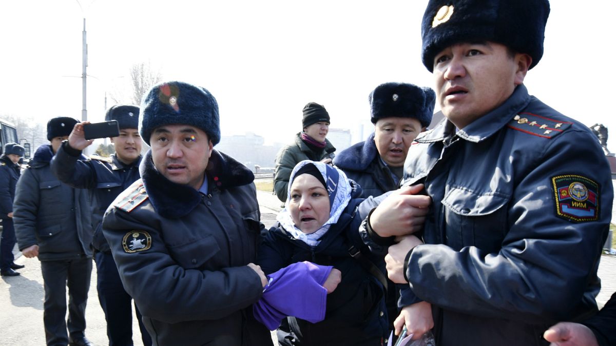 شاهد: إلقاء القبض على العشرات في مظاهرة نسوية في قيرغيزستان 