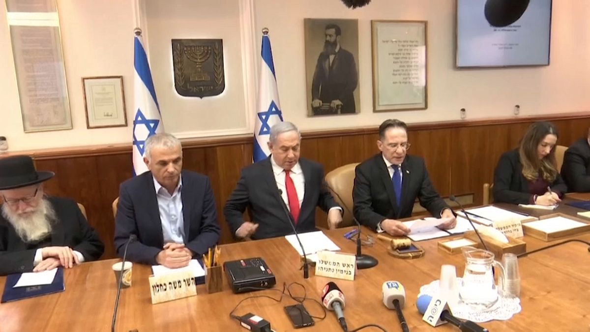 رئيس الوزراء الإسرائيلي بنيامين نتنياهو خلال الاجتماع الوزاري اليوم 