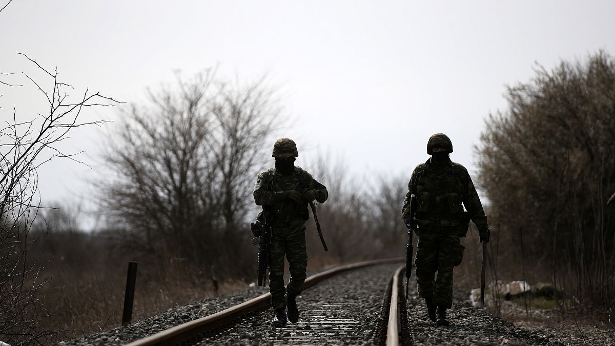 Des soldats grecs patrouillent près de la gare de Kastanies, proche de la frontière entre Grèce et Turquie, le 8 mars 2020