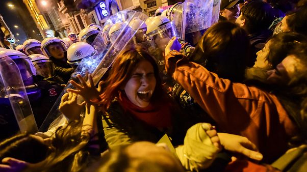 İstanbul'da 8 Mart Kadınlar Günü Yürüyüşü'ne polis müdahalesi İstanbul'da 8 Mart Kadınlar Günü Yürüyüşü'ne polis müdahalesi