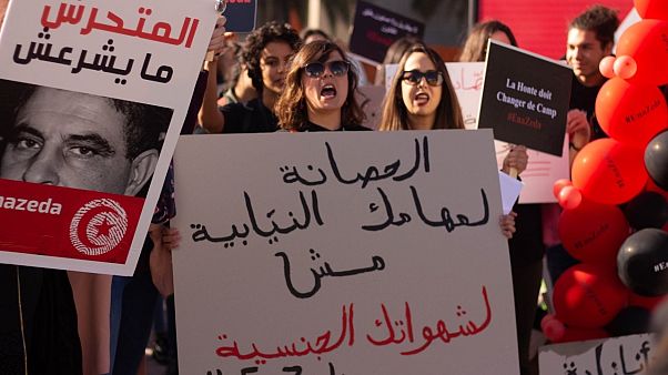 متظاهرة تونسية ترفع لافتة كتب عليها "الحصانة لمهامك النيابية مش لشهواتك الجنسية" متظاهرة تونسية ترفع لافتة كتب عليها "الحصانة لمهامك النيابية مش لشهواتك الجنسية"