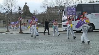 Internationaler Frauentag: Oben-ohne-Protest in Paris