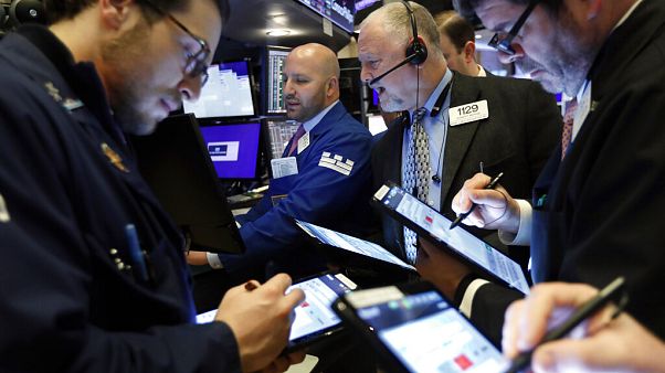 Petróleo cai mais de 30%, bolsas mundiais afundam Petróleo cai mais de 30%, bolsas mundiais afundam