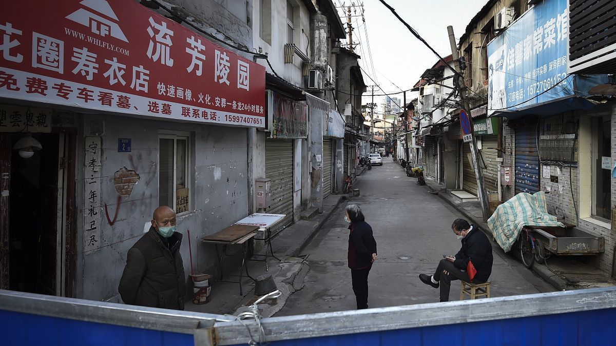Des barricades bloquent une zone résidentielle à Wuhan, en Chine, le 23 février dernier.