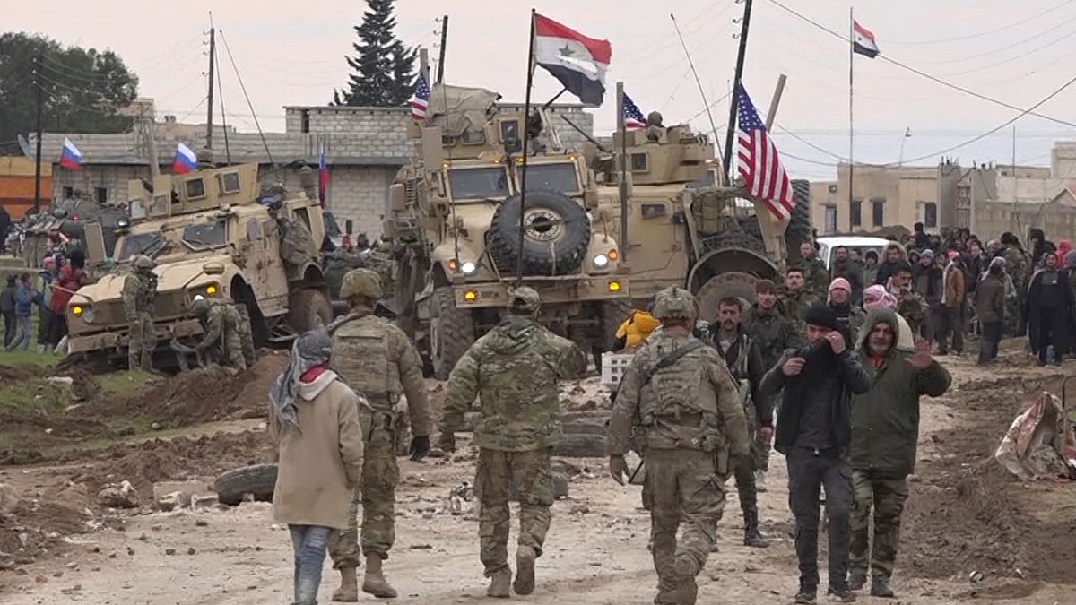 القوات الروسية والسورية بالقرب من فرقة عسكرية أمريكية عالقة في قرية خربة عمو، شرق مدينة القامشلي بسوريا 12/02/2020