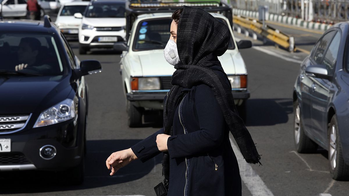 Koronavirüse ( Covid-19 ) karşı maske takan bir kadın. Tahran / İran 
