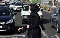 Koronavirüse ( Covid-19 ) karşı maske takan bir kadın. Tahran / İran