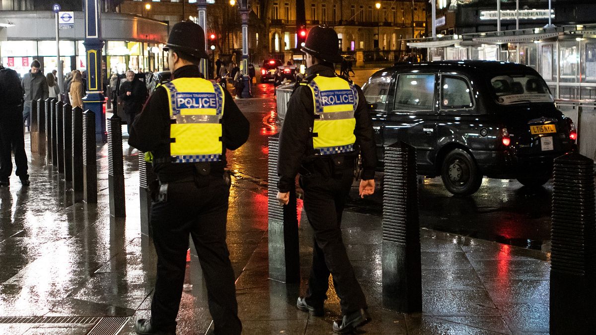 بريطانيا: الشرطة تردي رجلاً كان يحمل سكينين في وسط لندن