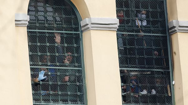 سجناء في مدينة ميلان الإيطالية يحتجون إثر فرض قيود عن اجراءات الزيارات العائلية. 2020/03/09 سجناء في مدينة ميلان الإيطالية يحتجون إثر فرض قيود عن اجراءات الزيارات العائلية. 2020/03/09