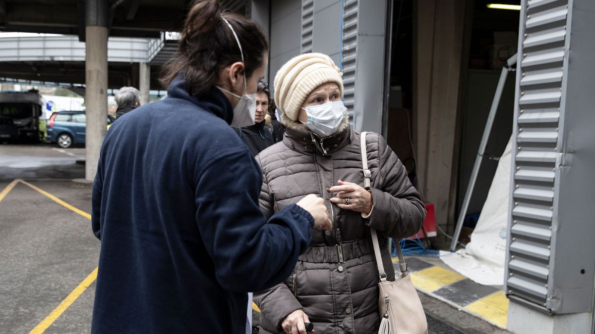 Une infirmière de l'hôpital Henri Mondor, à Créteil dans la région parisienne, prenant en charge une patiente présentant des symptômes du covid-19, le 6 mars 2020.