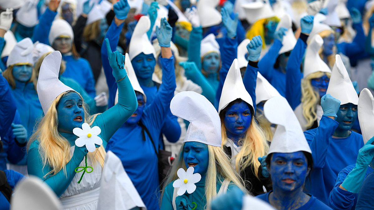 Francia, raduno di 3500 persone vestite da puffi: "Pufferemo il coronavirus"
