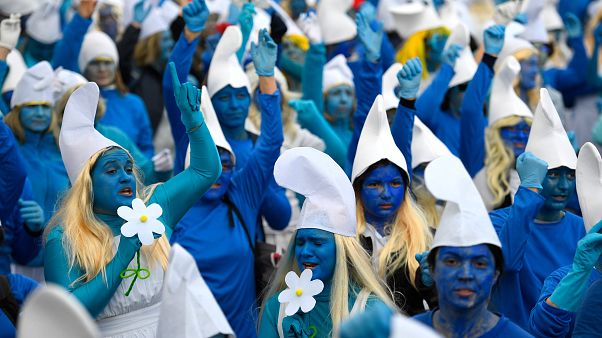 Francia, raduno di 3500 persone vestite da puffi: "Pufferemo il coronavirus" Francia, raduno di 3500 persone vestite da puffi: "Pufferemo il coronavirus"