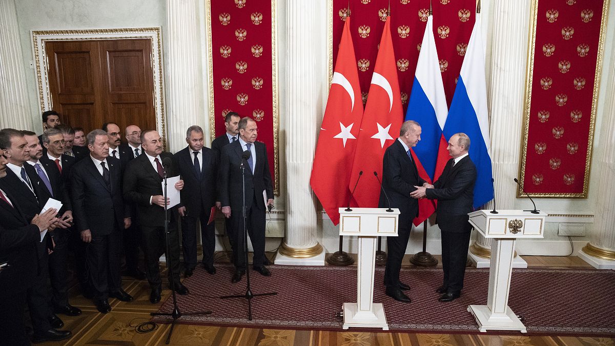 شاهد: بوتين يترك إردوغان ينتظر على بابه قبل لقاء القمة بشأن إدلب 