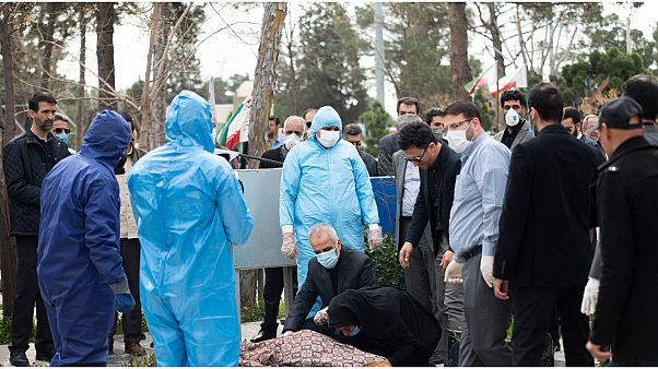 وفاة 27 شخصا في إيران تسمما بمشروبات كحولية مغشوشة اعتقدوا أنها تشفي من كورونا وفاة 27 شخصا في إيران تسمما بمشروبات كحولية مغشوشة اعتقدوا أنها تشفي من كورونا