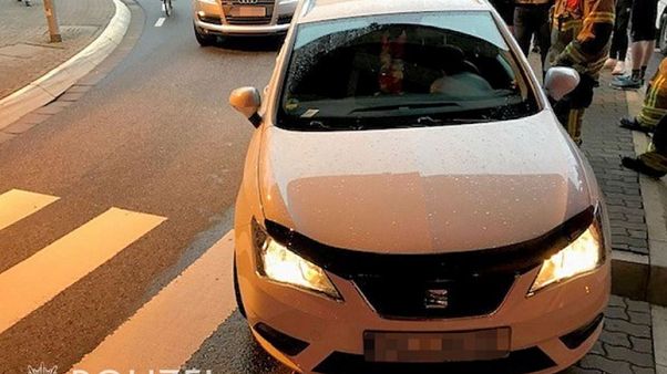Herzinfarkt am Steuer: Der Fahrer konnte sein Auto anhalten, bevor er bewusstlos wurde. Herzinfarkt am Steuer: Der Fahrer konnte sein Auto anhalten, bevor er bewusstlos wurde.