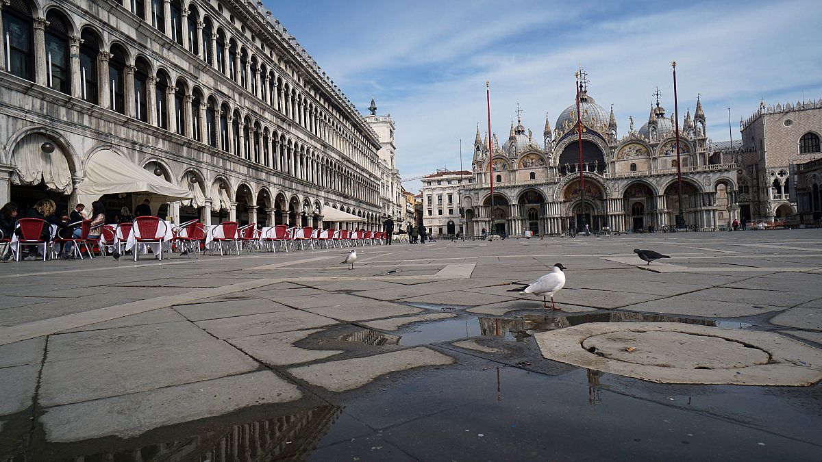 شاهد: مدينة البندقية السياحية الشهيرة تفتقد زوارها .. والسبب كورونا 
