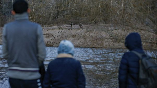 Migrantes en el río Evros en Edirne, Turquía en la frontera turco-griega mientras los soldados griegos son vistos al otro lado, el lunes 2 de marzo de 2020. Migrantes en el río Evros en Edirne, Turquía en la frontera turco-griega mientras los soldados griegos son vistos al otro lado, el lunes 2 de marzo de 2020.