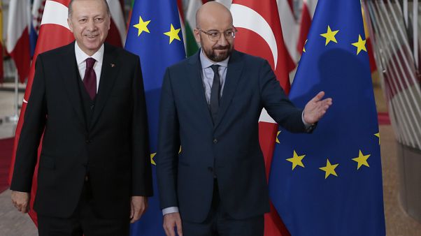 Bruselas y Ankara rebajan tensiones y buscan soluciones ante la crisis migratoria Bruselas y Ankara rebajan tensiones y buscan soluciones ante la crisis migratoria