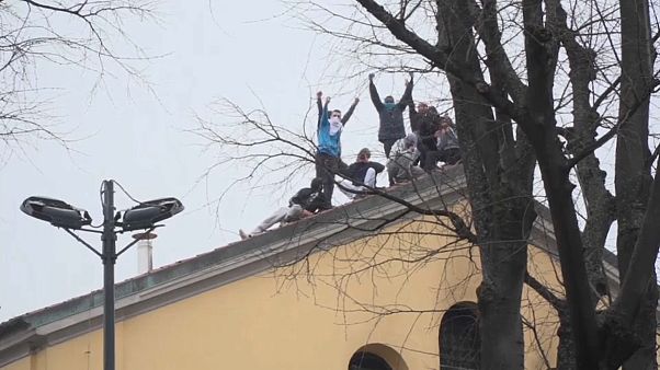 Wegen Corona: Häftlinge in italienischen Gefängnissen rasten aus Wegen Corona: Häftlinge in italienischen Gefängnissen rasten aus
