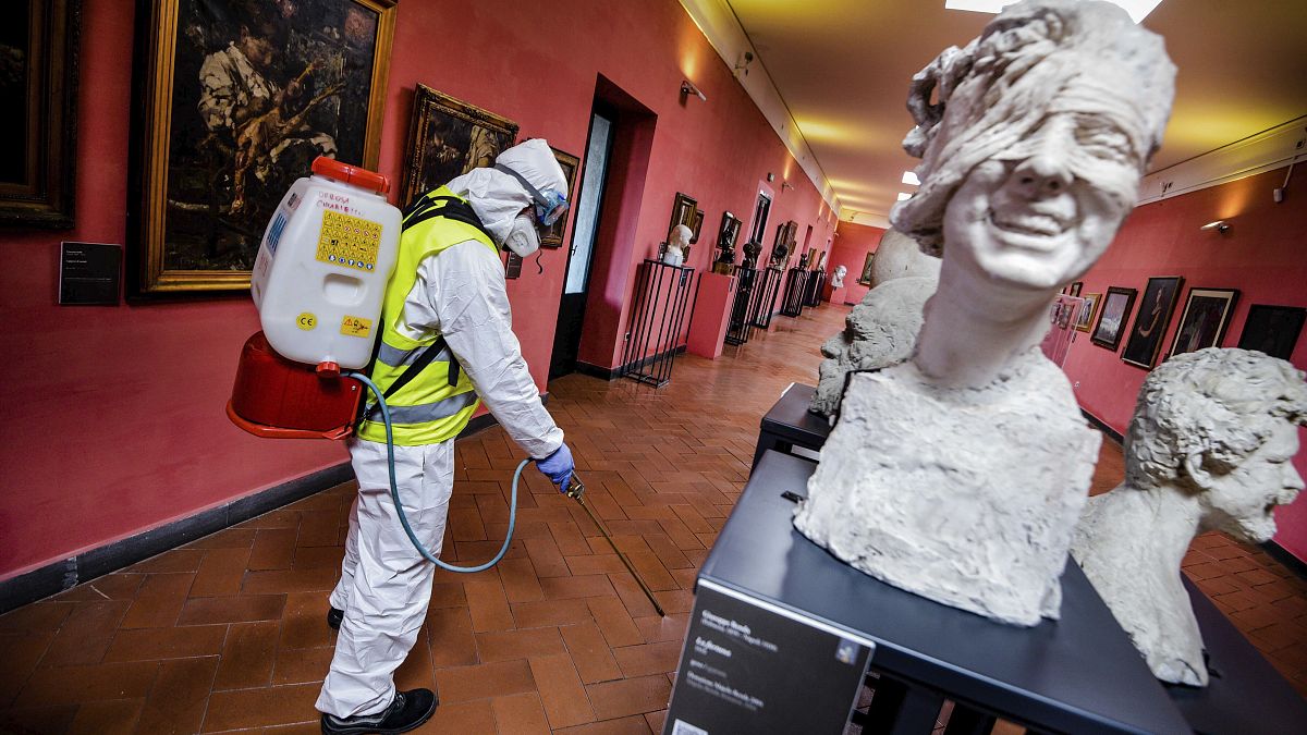 Desinfektionsmaßnahmen in einem Museum in Neapel