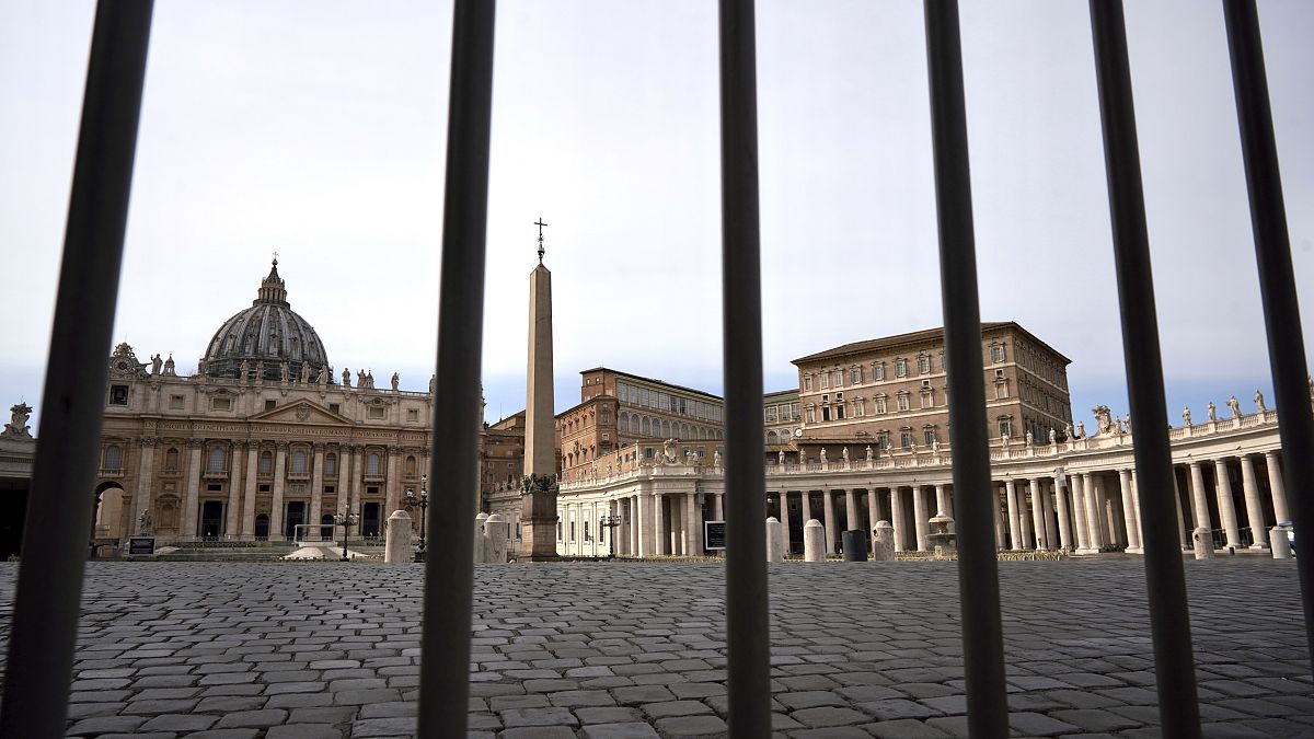 La plaza de San Pedro del Vaticano, cerrada al público por la epidemia de covid-19