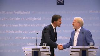 شاهد: رئيس الوزراء الهولندي يدعو المواطنين "تجنب المصافحة" ويصافح بعدها ضيفه