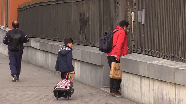 Padre acompañando a su hijo al colegio Padre acompañando a su hijo al colegio