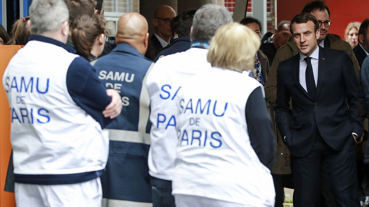 الرئيس الفرنسي إيمانويل ماكرون يحيي الطاقم الطبي أثناء مغادرته خدمات الطوارئ، بعد زيارة ركزت على تفشي فيروس كورونا 10/02/2020