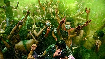 Koronavirüse aldırmayanlar rengarenk Holi Festivali'nde doyasıya eğlendi