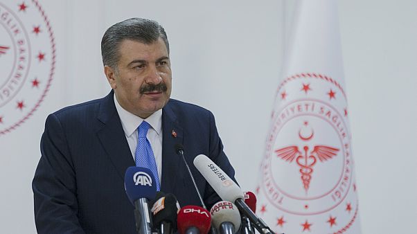 Sağlık Bakanı Fahrettin Koca, Türkiye'deki ilk koronavirüs vakasını duyurdu Sağlık Bakanı Fahrettin Koca, Türkiye'deki ilk koronavirüs vakasını duyurdu