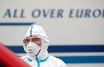 Polnische Einsatzkraft in Schutzkleidung gegen das Virus an der Grenze zu Deutschland