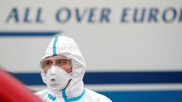 Polnische Einsatzkraft in Schutzkleidung gegen das Virus an der Grenze zu Deutschland Polnische Einsatzkraft in Schutzkleidung gegen das Virus an der Grenze zu Deutschland