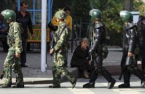 Doğu Türkistan'ın başkenti Urumçi'de devriye gezen Çinli paramiliter güçler