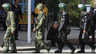 Doğu Türkistan'ın başkenti Urumçi'de devriye gezen Çinli paramiliter güçler