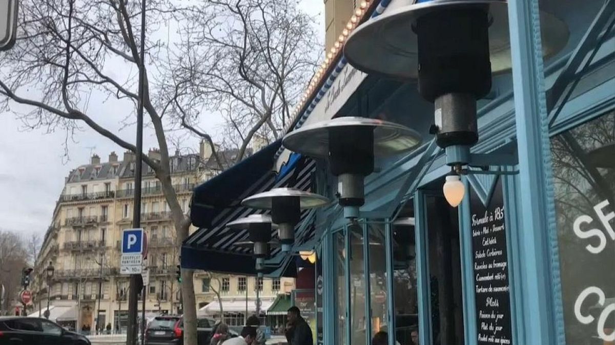 استفاده از بخاری در تراس کافه‌های پاریس به دلایل زیست محیطی ممنوع می‌شود