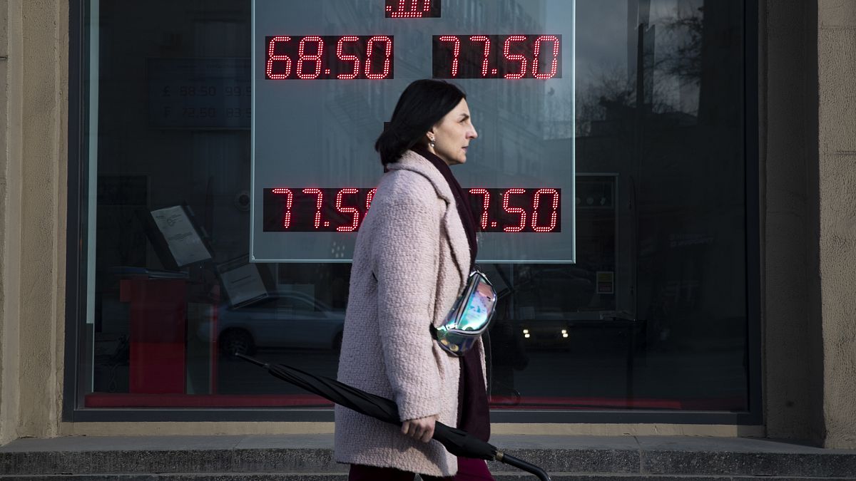 "Для России это очень неприятно": чего ждать от обвала рубля?